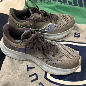 Saucony ride, size 7.  Worn for about 2 months- good condition.